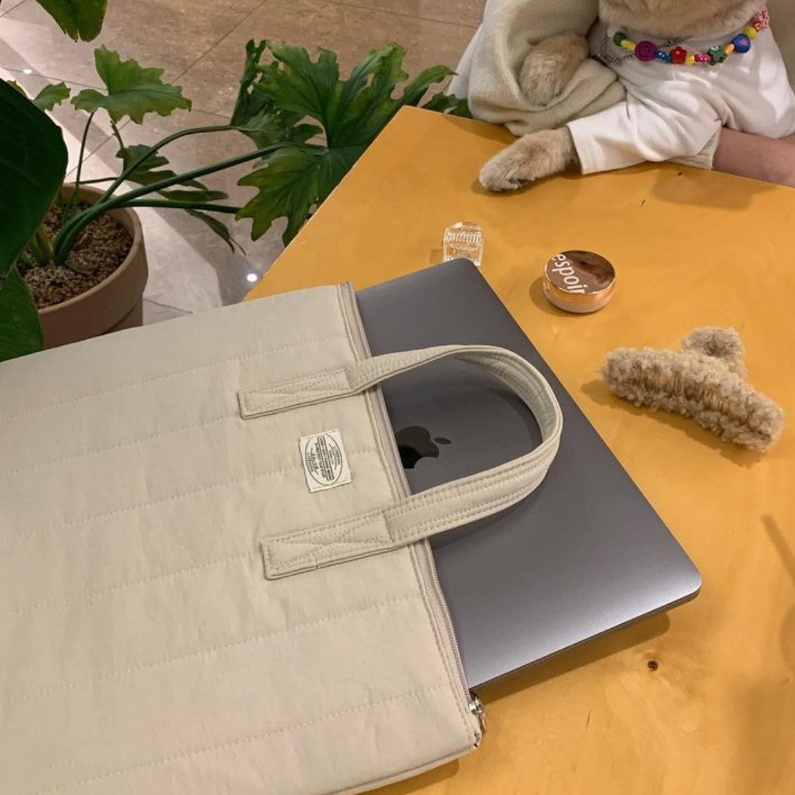 Sac à main pour ordinateur portable matelassé beige blanc cassé